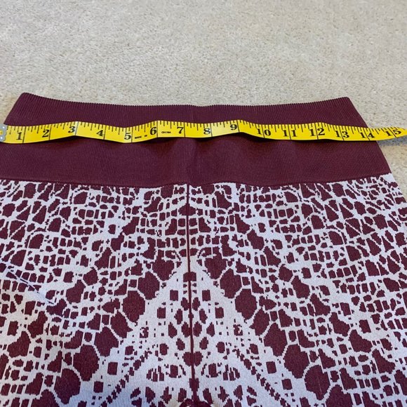 Fabletics High-Waisted Seamless Lace Capri Leggings Burgundy and Sand - Picture 6 of 13